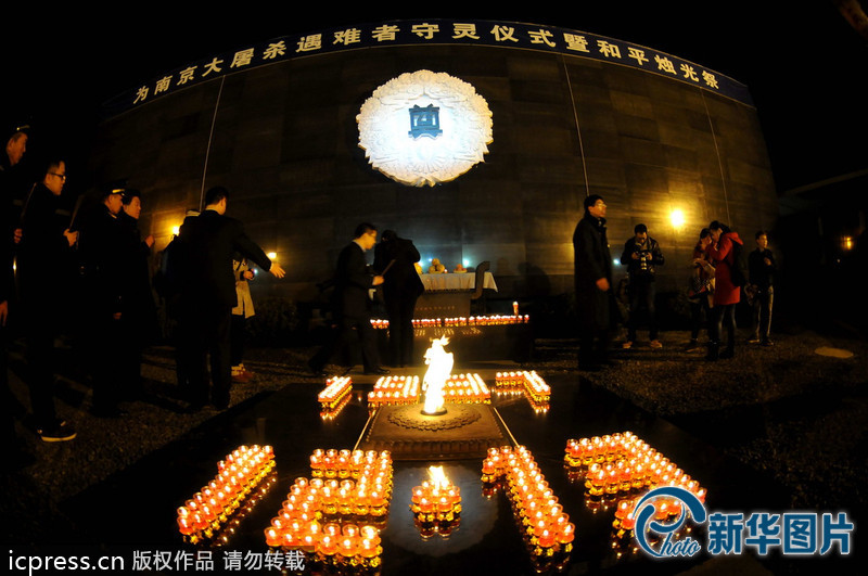 “為南京大屠殺遇難者守靈儀式暨和平燭光祭”活動在侵華日軍南京大屠殺遇難同胞紀(jì)念館祭場舉行。