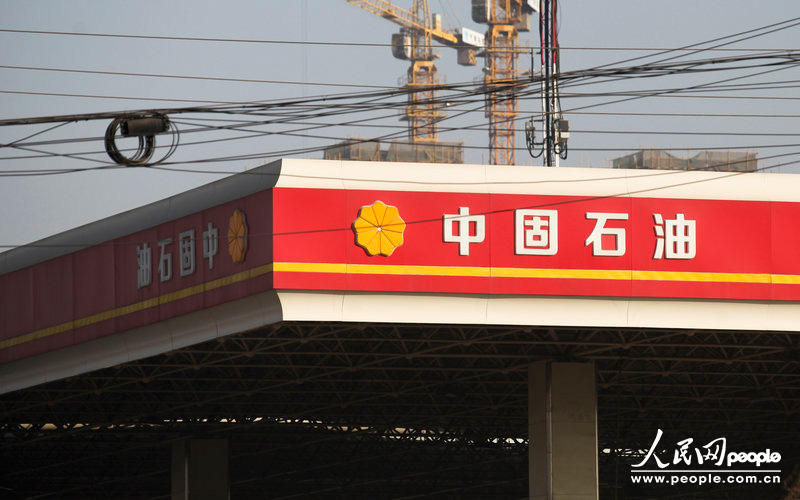 12月11日，西安市東三環(huán)北段，一名字為“中固石油”的加油站從遠處看去和“中國石油”加油站十分相似。