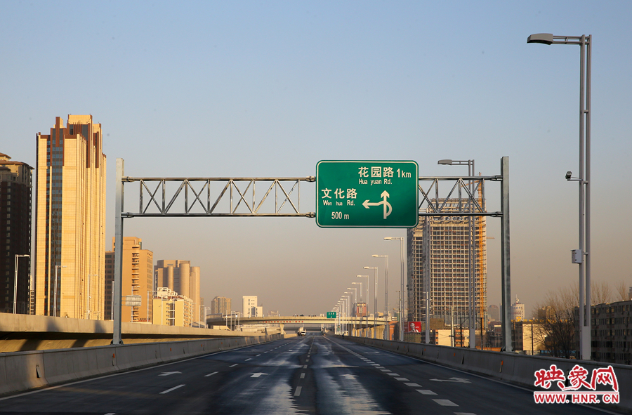 北三環(huán)快速路文化路段標識牌提示，匝道直接可上文化路向北。