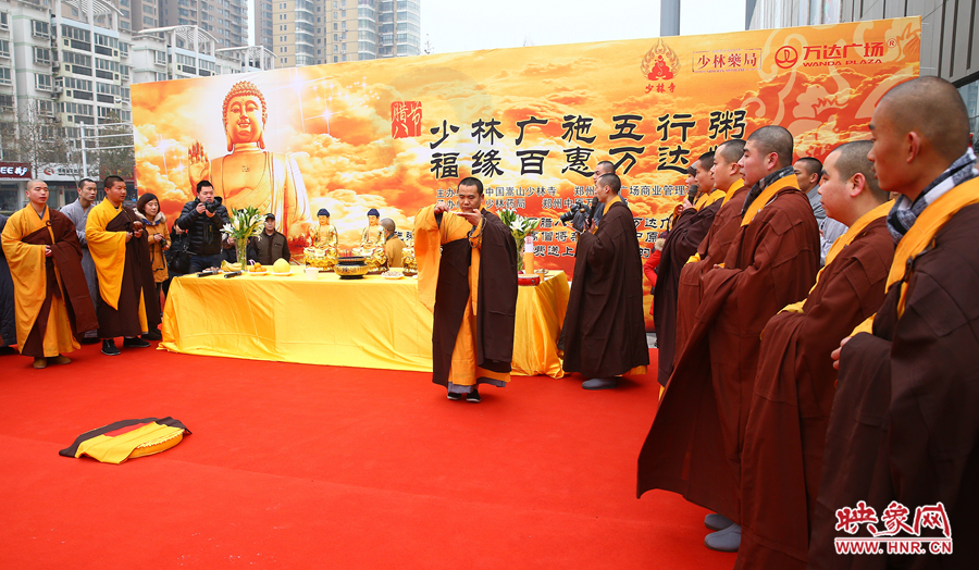 1月8日上午，鄭州市中原萬(wàn)達(dá)廣場(chǎng)上，少林寺的僧人們?yōu)榕D八節(jié)做法事施粥。