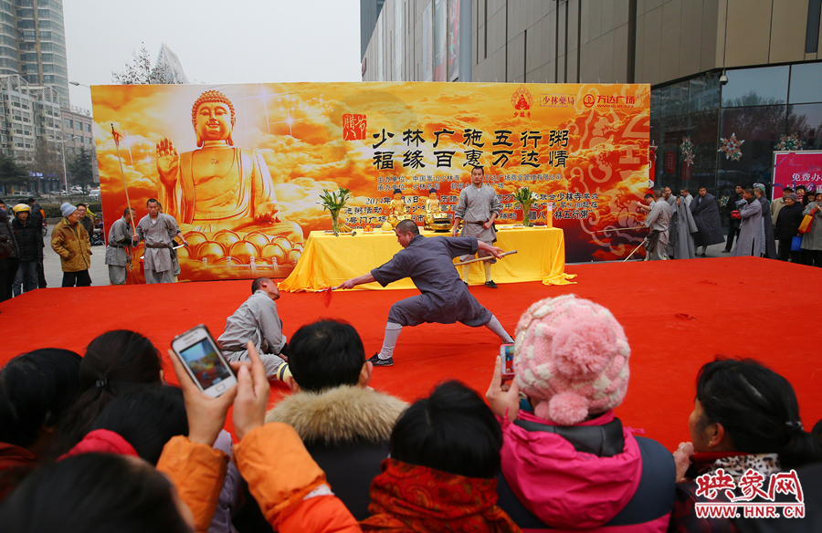 少林寺布施五行粥現(xiàn)場(chǎng)，少林僧人的武術(shù)表演