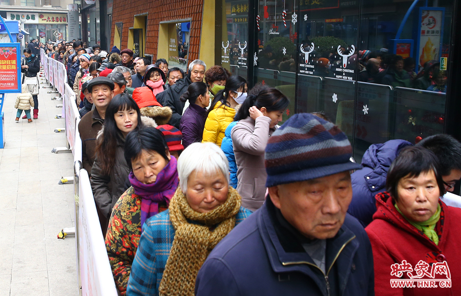 領(lǐng)粥的市民排起了長(zhǎng)隊(duì)，足有上千人。