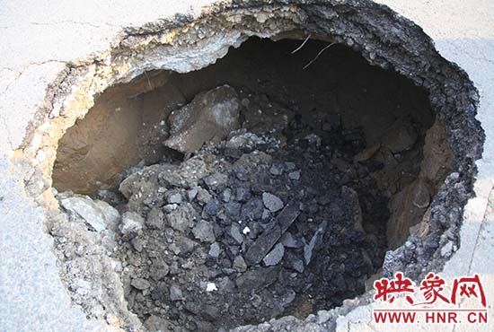 坑口直徑約兩米，路面下形成中空的大坑，約有15平方米。