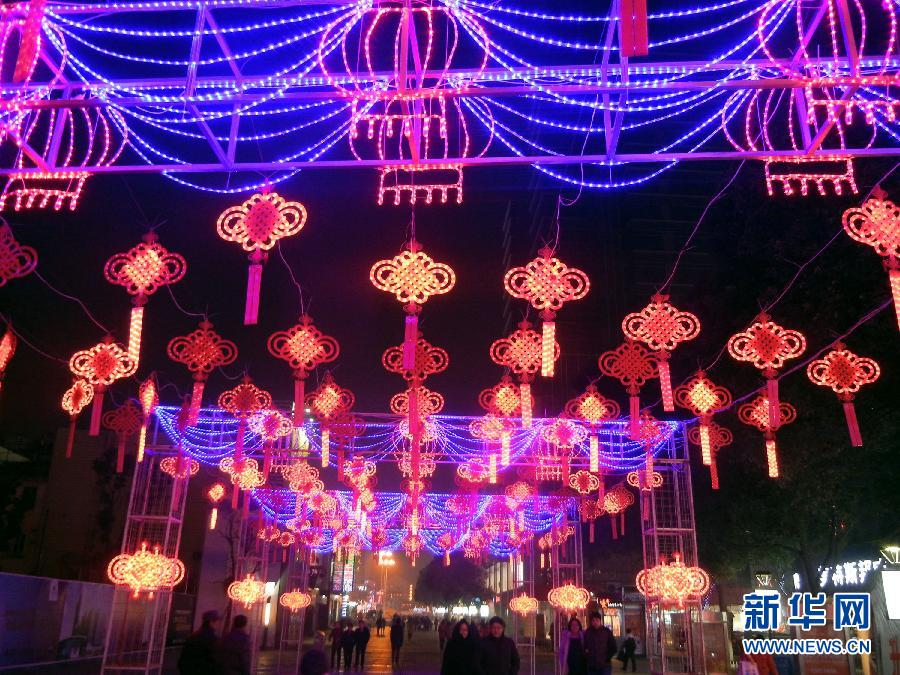 　1月30日，市民走在由中國結(jié)霓虹燈裝扮的蘇州街頭。
