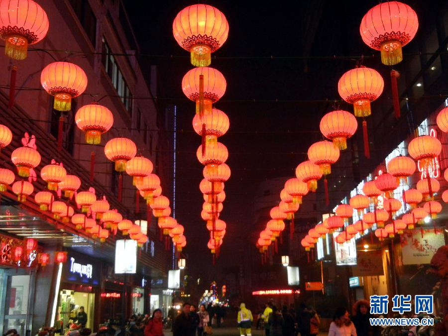 　1月30日，市民行走在大紅燈籠裝飾的蘇州街頭。