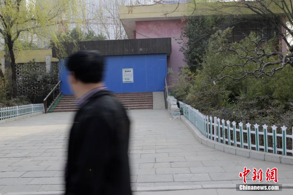 3月17日，河南鄭州動(dòng)物園，原經(jīng)批準(zhǔn)用于大熊貓飼養(yǎng)的場(chǎng)館已經(jīng)關(guān)門。