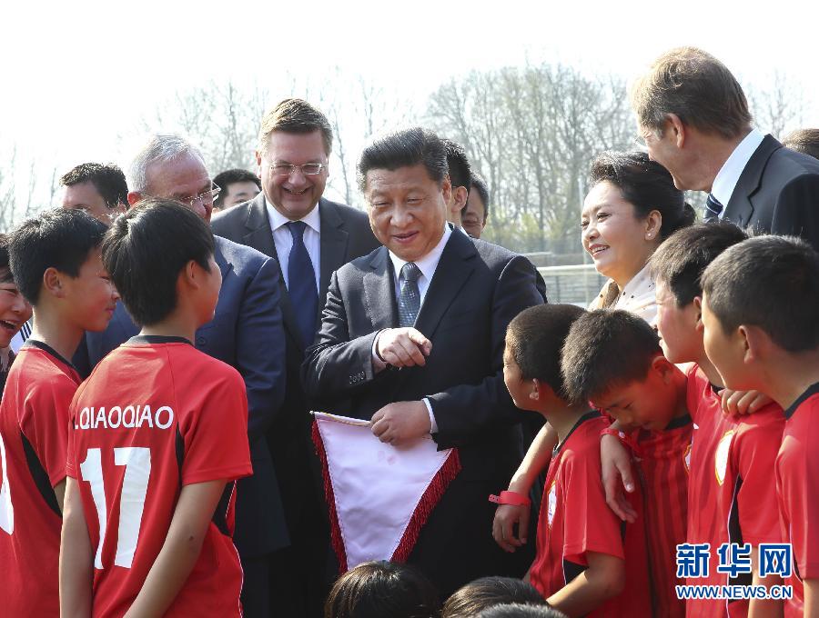 3月29日，國家主席習(xí)近平來到柏林奧林匹亞體育場足球場，親切看望在德國訓(xùn)練的來自陜西志丹縣的中國少年