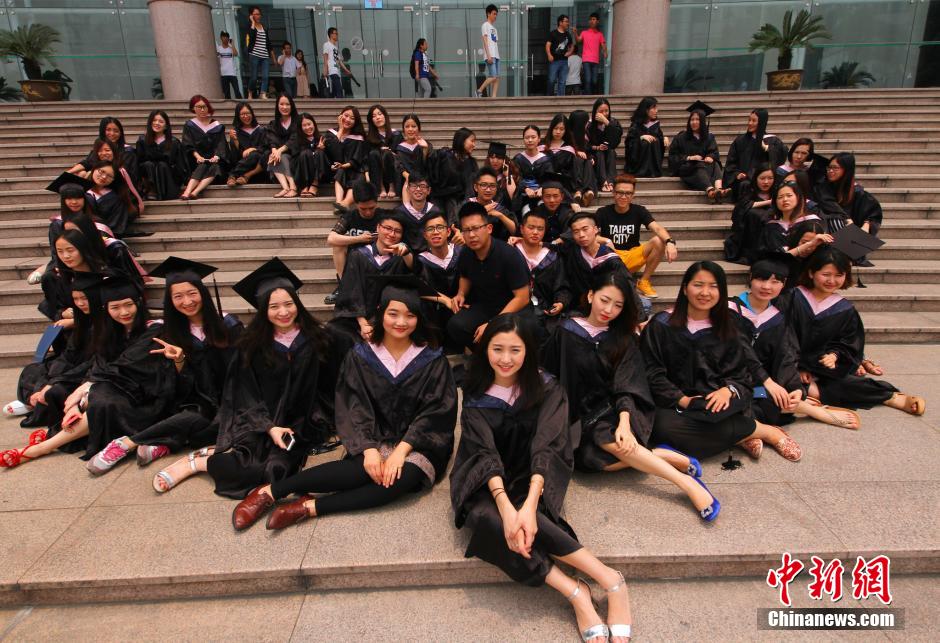 6月6日，浙江理工大學(xué)的畢業(yè)生們?cè)谛@中以賣萌、搞怪等獨(dú)具青春特色的方式告別大學(xué)生涯。中新社發(fā) 李晨