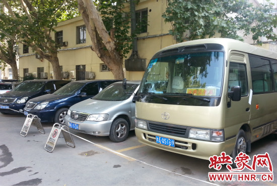 管城區(qū)委院內(nèi)已經(jīng)被封存公車在停車場停放。