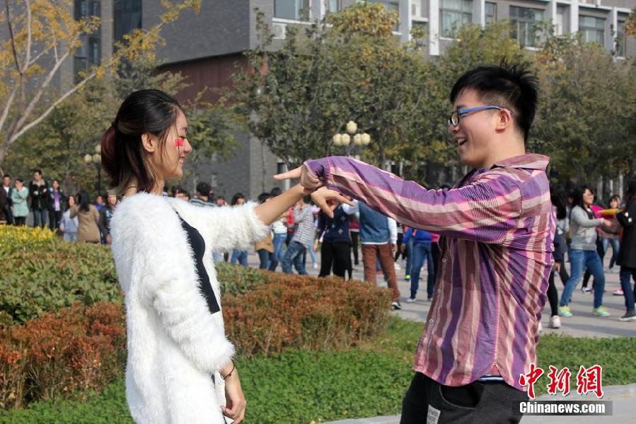 11月11日，河南財(cái)經(jīng)政法大學(xué)校園內(nèi)，300名在校大學(xué)生在上演了一出“光棍”也瘋狂的“快閃”大戲。