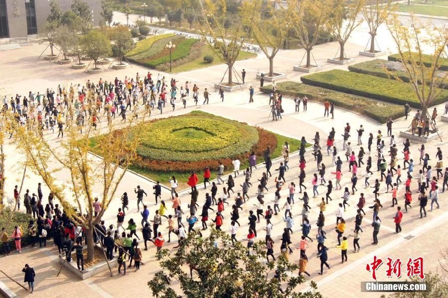 11月11日，河南財(cái)經(jīng)政法大學(xué)校園內(nèi)，300名在校大學(xué)生在上演了一出“光棍”也瘋狂的“快閃”大戲。
