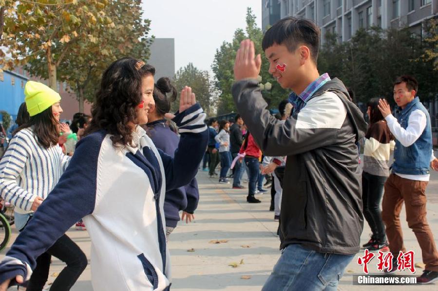 11月11日，河南財(cái)經(jīng)政法大學(xué)校園內(nèi)，300名在校大學(xué)生在上演了一出“光棍”也瘋狂的“快閃”大戲。