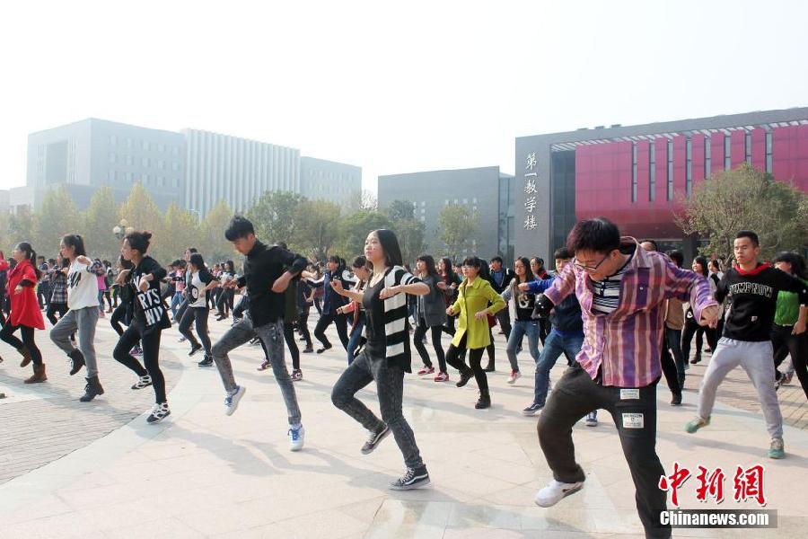 11月11日，河南財(cái)經(jīng)政法大學(xué)校園內(nèi)，300名在校大學(xué)生在上演了一出“光棍”也瘋狂的“快閃”大戲。