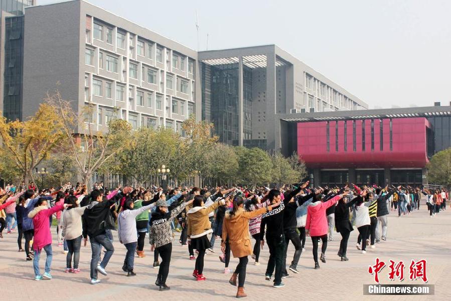 11月11日，河南財(cái)經(jīng)政法大學(xué)校園內(nèi)，300名在校大學(xué)生在上演了一出“光棍”也瘋狂的“快閃”大戲。
