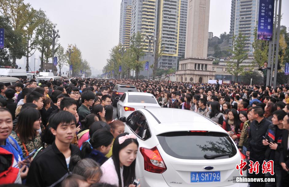 重慶上萬粉絲在南濱路等待《奔跑吧兄弟》節(jié)目的錄制。