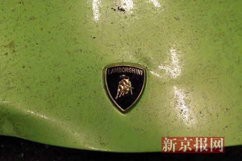 一輛蘭博基尼與一輛法拉利發(fā)生事故，現(xiàn)場狀況慘烈