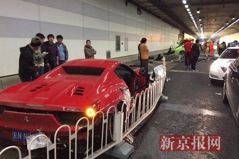一輛蘭博基尼與一輛法拉利發(fā)生事故，現(xiàn)場狀況慘烈