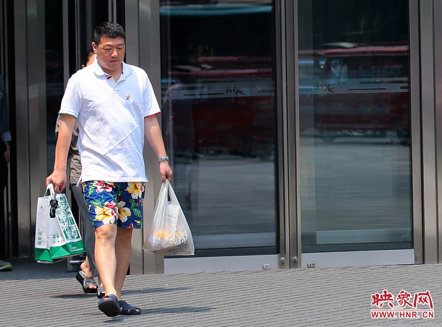 褲頭、T恤的裝束依然提前入夏
