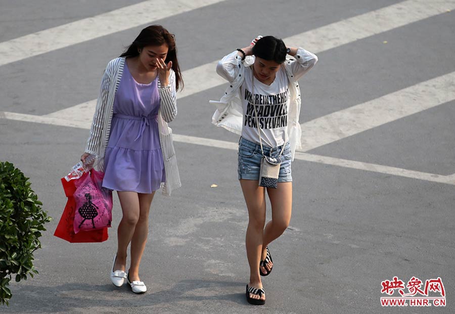 太熱了，還是把頭發(fā)扎起來