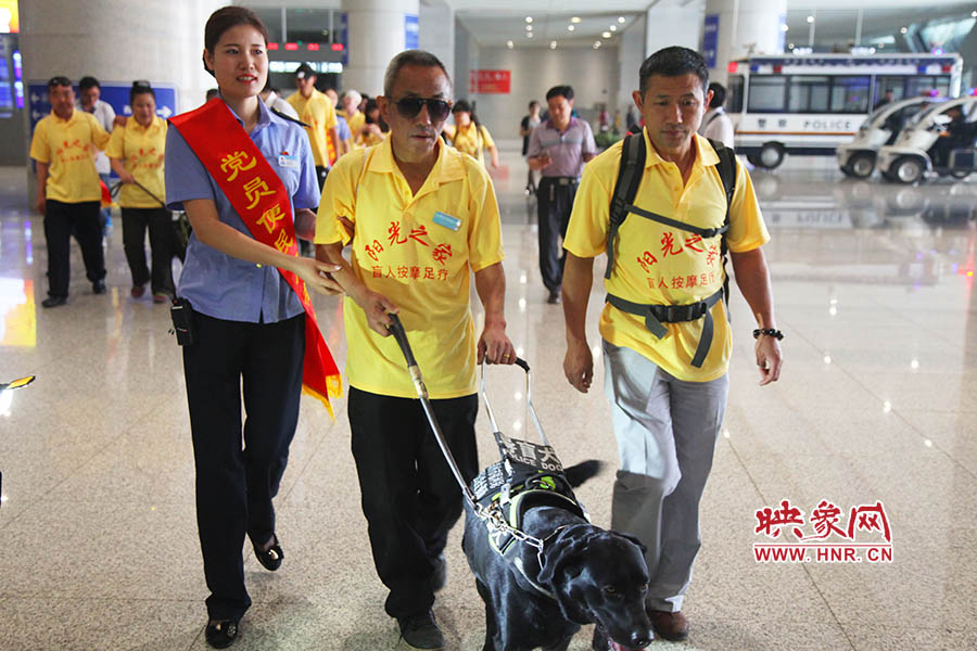 接到鄭州市愛心導盲犬服務(wù)中心的乘車請求后，鄭州東站抽調(diào)了工作人員進行對接，提前做好服務(wù)引導準備。