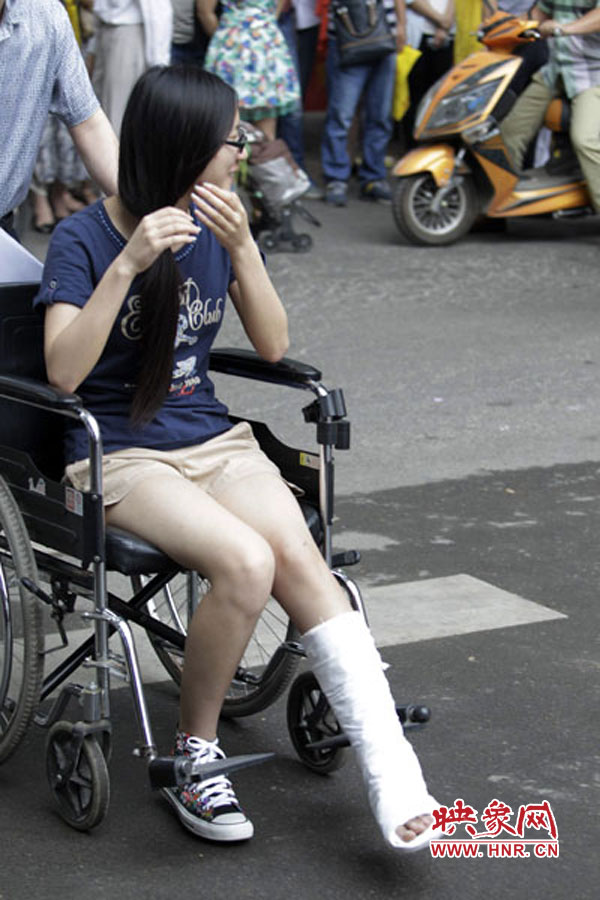 鄭州回中考點(diǎn)，一名考生左腳受傷，坐著輪椅入考場(chǎng)。