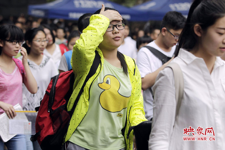 鄭州回中考點(diǎn)，考生輕松入場(chǎng)。