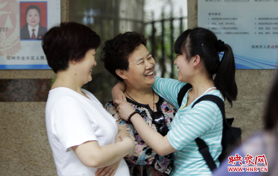 6月7日，鄭州回中考點(diǎn)，走出考場(chǎng)的考生和家長(zhǎng)擁抱在一起