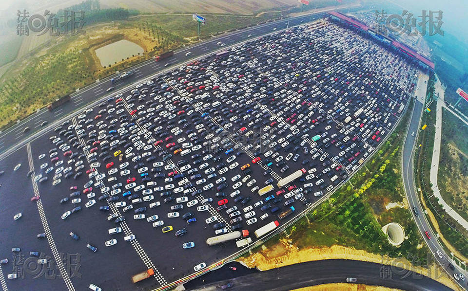 進(jìn)京方向收費(fèi)站前堵滿車流。