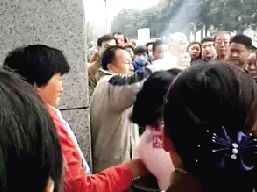 一對夫婦攔住小學生求助，被家長和市民當成人販子圍毆