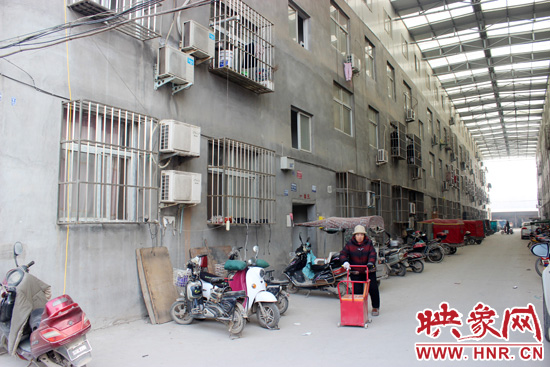 三棟居民樓沒有任何手續(xù)，沒有房產(chǎn)證，售價(jià)超級(jí)低。