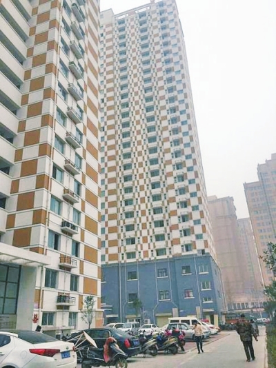 鄭州中基都市春天小區(qū)的公租房一直在閑置,樓下門面房已營業(yè)很長時間。
