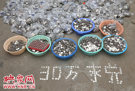 據(jù)負(fù)責(zé)清點(diǎn)“巨資”的張大爺介紹，這筆“巨資”積攢了兩個(gè)月左右，有30萬左右，重達(dá)3000多斤。