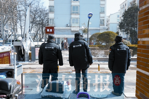 小區(qū)門口有兩撥保安把門，分屬不同的物業(yè)公司