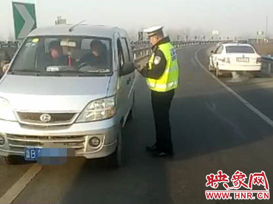 2月3日，一名男子因錯(cuò)過了路口不顧自身安全竟然在高速上逆行，被焦作高速交警逮個(gè)正著。