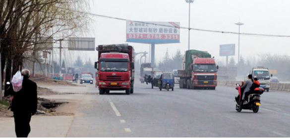 距離事故現(xiàn)場(chǎng)不遠(yuǎn)，仍有人騎電動(dòng)車帶著孩子橫穿馬路