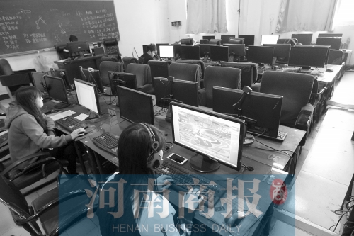 鄭州黃河護(hù)理職業(yè)學(xué)院的微機(jī)室內(nèi)，一女學(xué)生正在打游戲