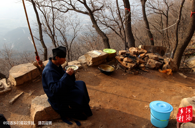 鄰居有時(shí)候會(huì)拿這些廢品下山，換取一些食物，對(duì)于老崔來(lái)說(shuō)，既然出家就該安守清貧，撿破爛換好吃的，不是出家人該做的。他偷偷把鄰居的一大包廢品踢下了山，于是爭(zhēng)吵并且打起了架。