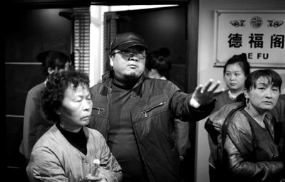 昨日，在河北香河天下第一城，相關(guān)負(fù)責(zé)人（左二）走出會(huì)議室與參加演出的老人們溝通。
