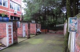 緊挨鐵山坪基地，有一條“迷你”街道，雖然簡(jiǎn)陋，但尚未拆去的店鋪名稱(chēng)顯出了曾經(jīng)的“繁華”。組圖/記者倪志剛