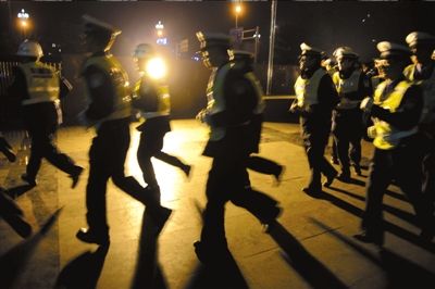 ▲涼山警方連夜出擊打拐。本報記者歐陽曉菲攝