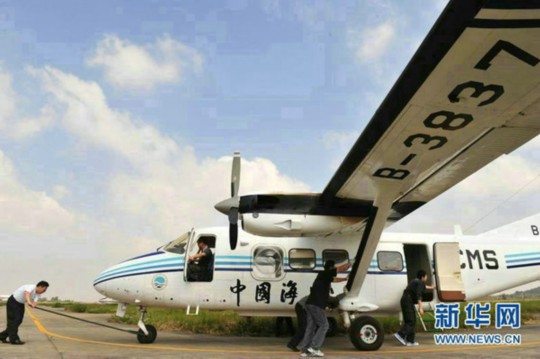 資料圖：中國(guó)海監(jiān)東海航空支隊(duì)舟山基地工作人員正在進(jìn)行運(yùn)-12飛機(jī)備航。