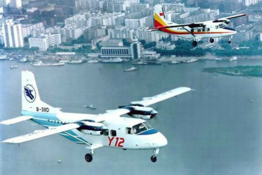 資料圖：中國(guó)運(yùn)-12空中飛行。