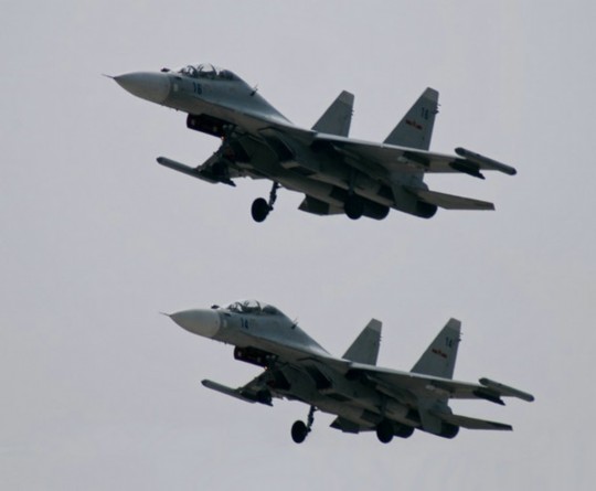 資料圖：解放軍蘇-30戰(zhàn)機(jī)編隊(duì)飛行。
