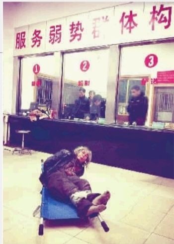 1月7日23點(diǎn)50分，長(zhǎng)沙市救助管理站大廳，一名老年流浪者躺在擔(dān)架上，無(wú)助地看著記者。