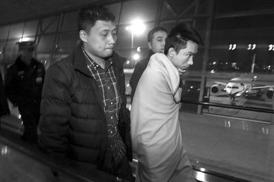 昨日，首都機(jī)場，跨國綁架勒索團(tuán)伙首犯中國籍男子奚某被押解回國。新京報記者 尹亞飛 攝