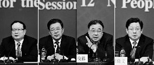 昨天，國務(wù)院深化醫(yī)藥衛(wèi)生體制改革領(lǐng)導(dǎo)小組辦公室負責(zé)人王保安、孫志剛、馬曉偉、胡曉義（從左至右）就“醫(yī)藥衛(wèi)生體制改革”有關(guān)問題回答記者提問。記者王鵬/攝
