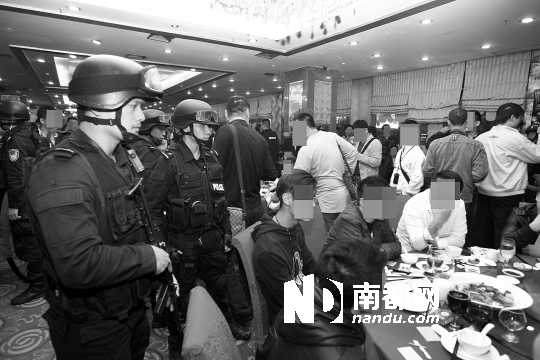 手持微沖、身穿防彈背心的警員進入酒樓進行調(diào)查。深圳警方供圖