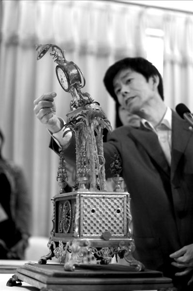 昨天，故宮文物修復專家向記者介紹“人打鐘”的損壞情況。圖/CFP