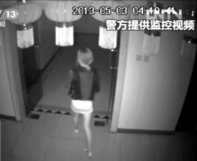 監(jiān)控視頻中，女子獨自走向墜樓處。 央視視頻截圖