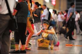 5月26日，武廣高鐵長沙南站，因為高鐵設(shè)備故障，滯留了大量旅客。圖/記者李坤